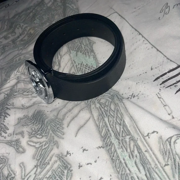 Black Gucci belt , size 30-32 somewhere around there - Picture 2 of 4